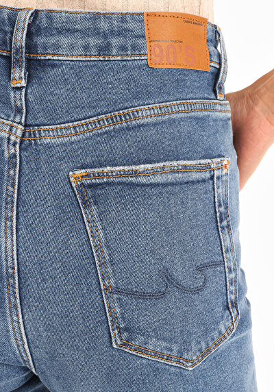 صورة من بنطلون جينز نيلي نسائي سليم