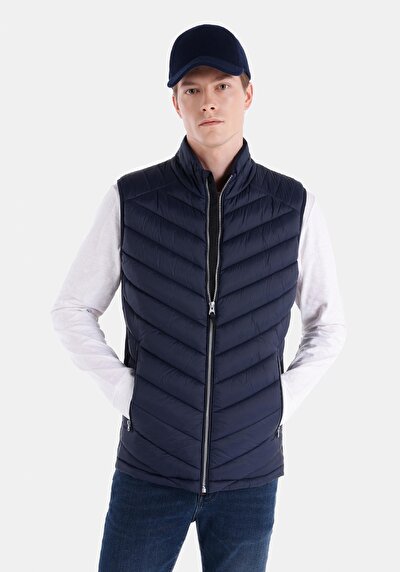 صورة من سترة رجالية باللون الأزرق الداكن سليم