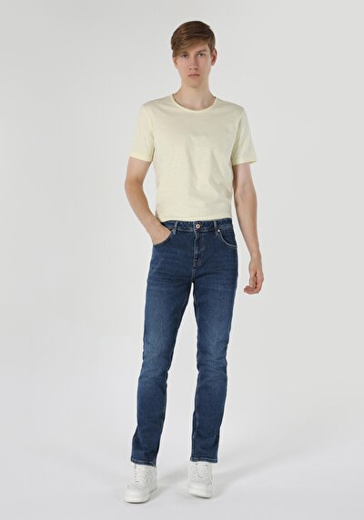 صورة من دينيم للرجال بناطيل