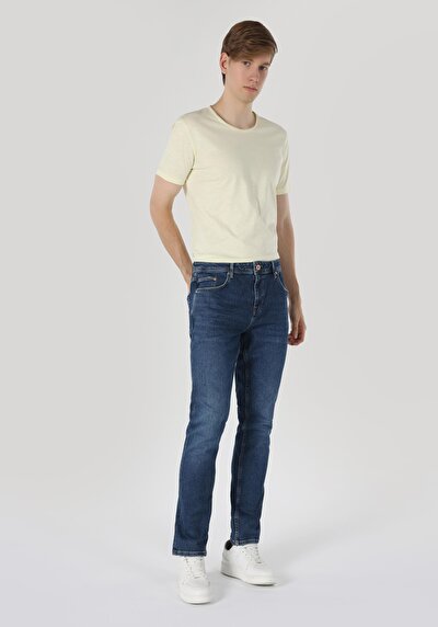 صورة من دينيم للرجال بناطيل