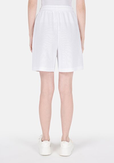 صورة من عادي الخصر نسائي شورت أبيض