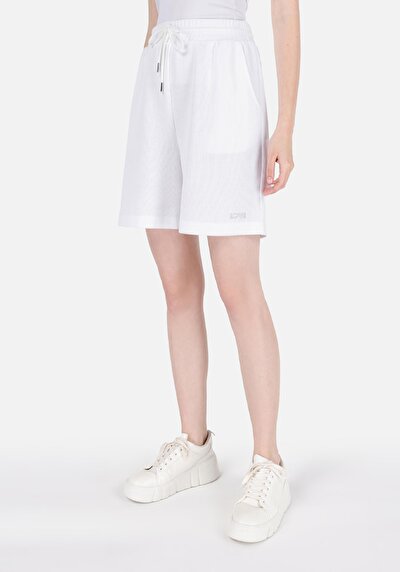 صورة من عادي الخصر نسائي شورت أبيض