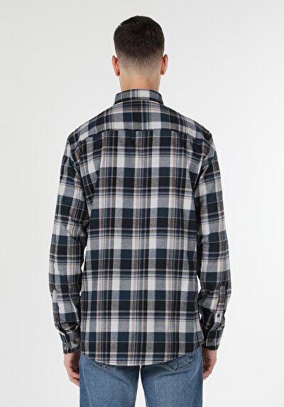 صورة من أزرق بحري للرجال قميص كم طويل