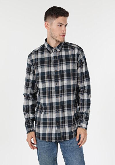 صورة من أزرق بحري للرجال قميص كم طويل