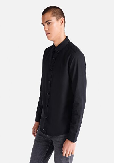 صورة من قميص نحيف رقبة مستقيم قميص أسود بأكمام طويلة للرجال