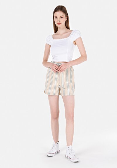 صورة من متعدد الألوان للنساء شورت