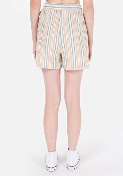 صورة من متعدد الألوان للنساء شورت