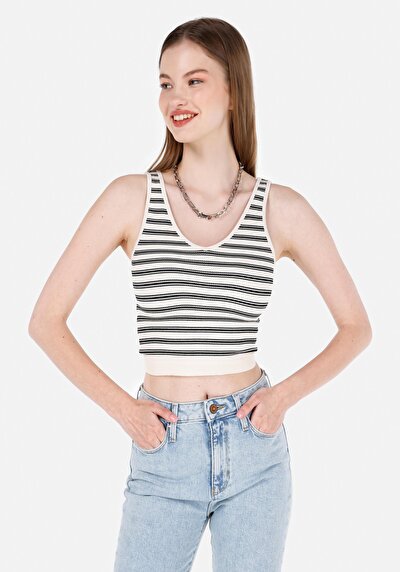 صورة من سليم فيت بلوزة دبابة بيضاء للنساء