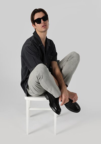 صورة من قميص بأكمام قصيرة بياقة كلاسيكية كبيرة الحجم