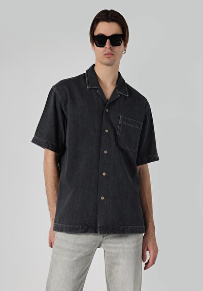 صورة من قميص بأكمام قصيرة بياقة كلاسيكية كبيرة الحجم