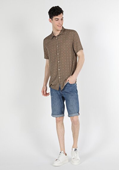 صورة من قميص عادي رقبة مطبوع رجالي بيج كم قصير قميص