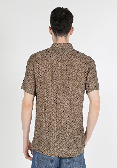 صورة من قميص عادي رقبة مطبوع رجالي بيج كم قصير قميص