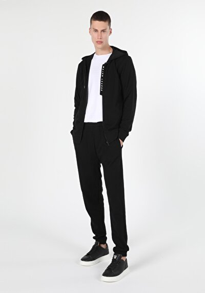 صورة من أسود للرجال بنطال رياضي