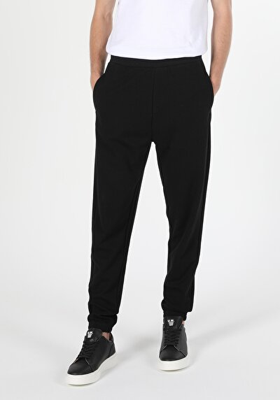 صورة من أسود للرجال بنطال رياضي