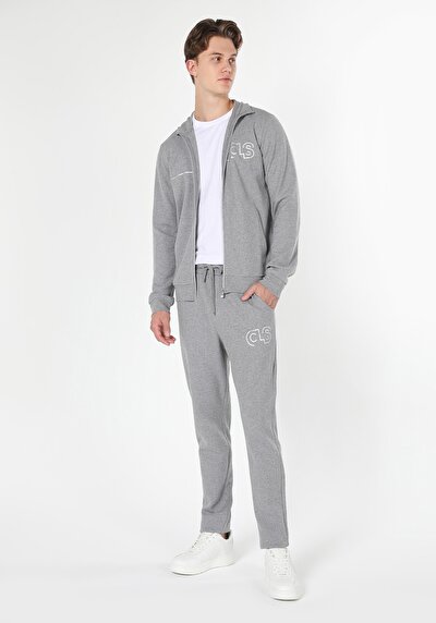 صورة من رمادي للرجال بنطال رياضي