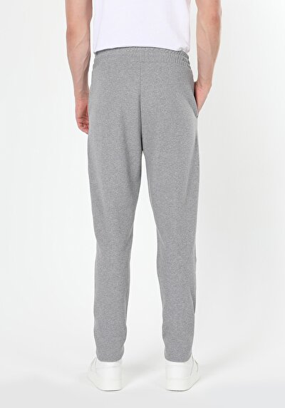 صورة من رمادي للرجال بنطال رياضي