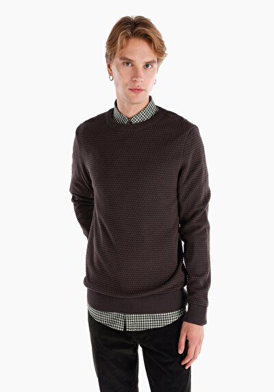 صورة من تناسب عادي برقبة مستديرة جاكار سترة بني للرجال