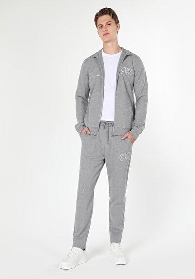 صورة من رمادي للرجال بنطال رياضي