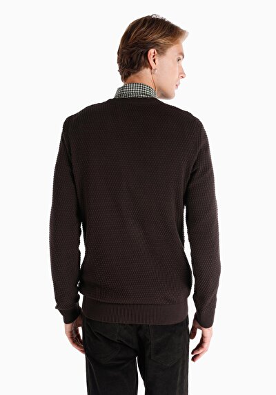 صورة من تناسب عادي برقبة مستديرة جاكار سترة بني للرجال