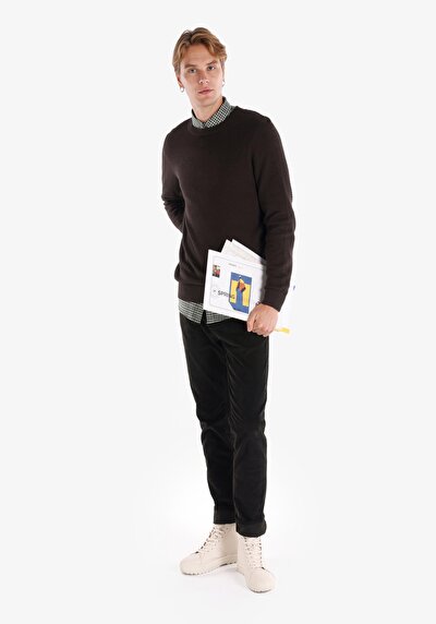 صورة من تناسب عادي برقبة مستديرة جاكار سترة بني للرجال