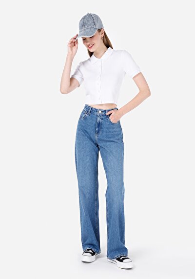 صورة من ضيق قصة قميص رقبة نسائي أبيض بأكمام قصيرة تي شيرت