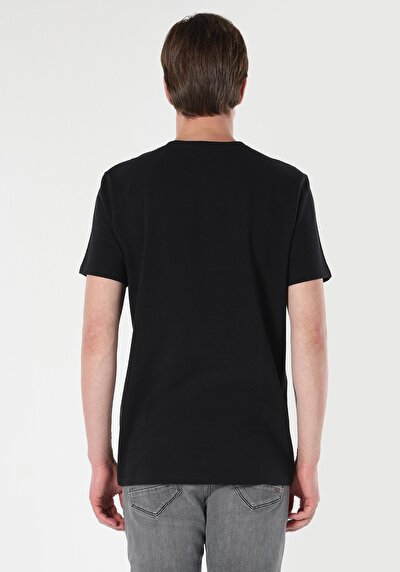 صورة من أسود للرجال تي شيرت بأكمام قصيرة