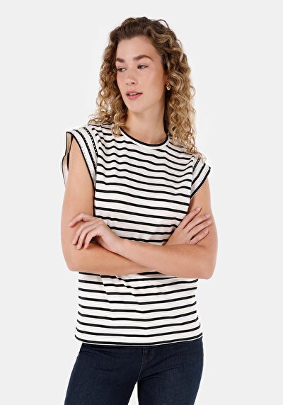 صورة من أسود للنساء تي شيرت بأكمام قصيرة