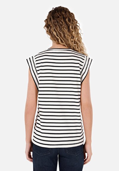 صورة من أسود للنساء تي شيرت بأكمام قصيرة