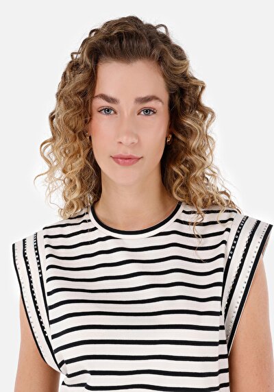 صورة من أسود للنساء تي شيرت بأكمام قصيرة