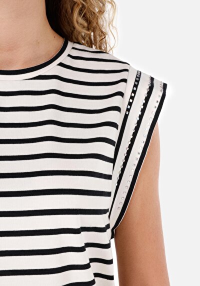 اعرض التفاصيل لـ أسود للنساء تي شيرت بأكمام قصيرة