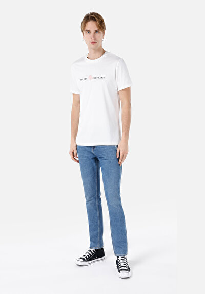 صورة من رقبة مستديرة مستقيم تي شيرت أبيض بأكمام قصيرة للرجال