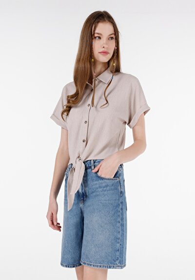 صورة من   قميص رقبة مستقيم نسائي بيج كم قصير تي شيرت