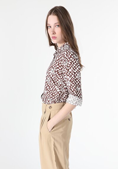 صورة من بني للنساء قميص  كم طويل