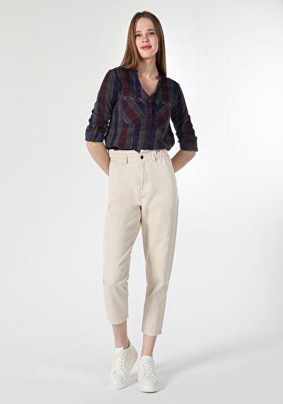 صورة من قميص نسائي باللون الأزرق الداكن بياقة منقوشة بياقة قاضية