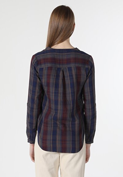 صورة من قميص نسائي باللون الأزرق الداكن بياقة منقوشة بياقة قاضية