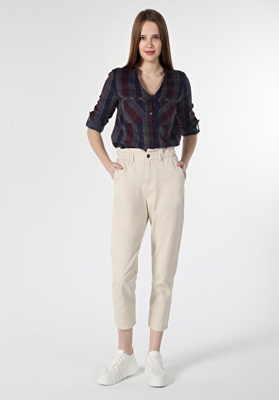 صورة من قميص نسائي باللون الأزرق الداكن بياقة منقوشة بياقة قاضية