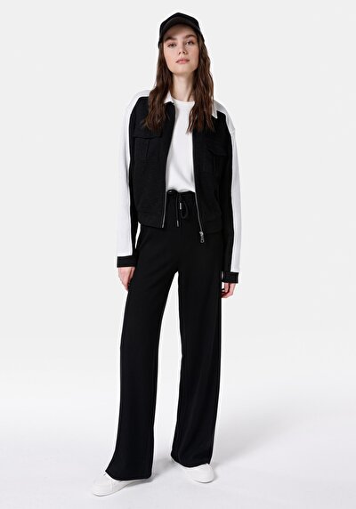 صورة من أسود للنساء بنطال رياضي