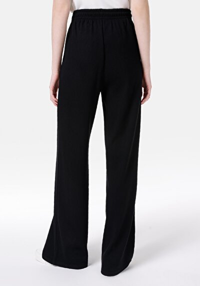 صورة من أسود للنساء بنطال رياضي