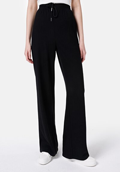 صورة من أسود للنساء بنطال رياضي