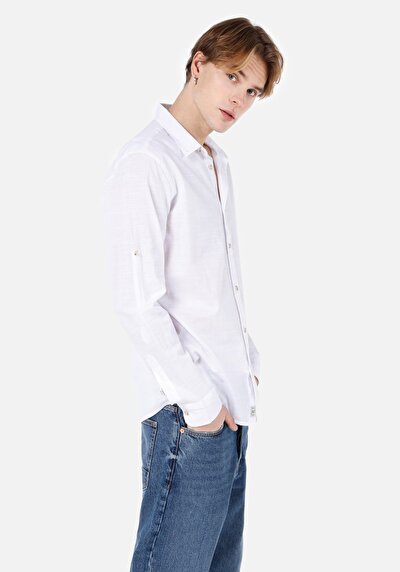 صورة من قميص عادي رقبة مستقيم قميص أبيض للرجال