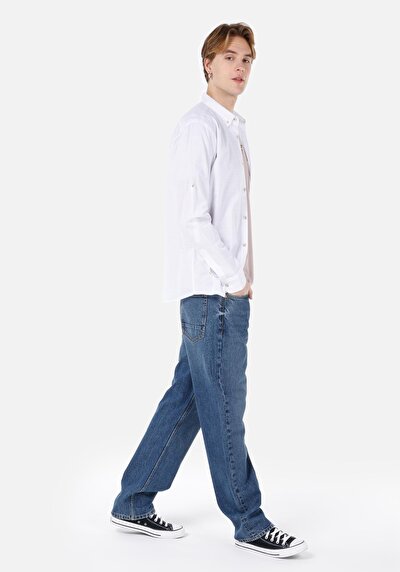 صورة من قميص عادي رقبة مستقيم قميص أبيض للرجال