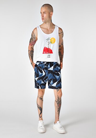 صورة من شورت سباحة أسود مطبوع عادي