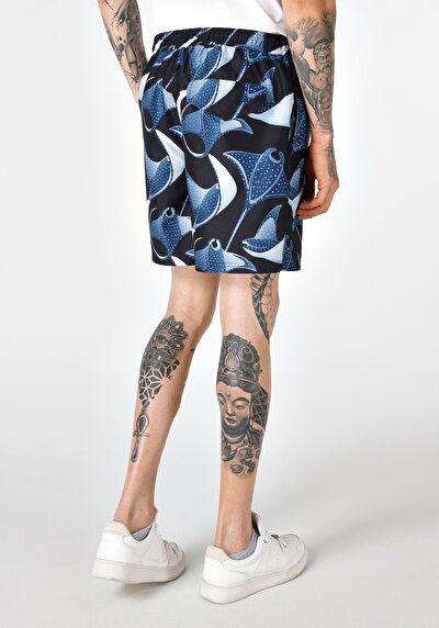 صورة من شورت سباحة أسود مطبوع عادي