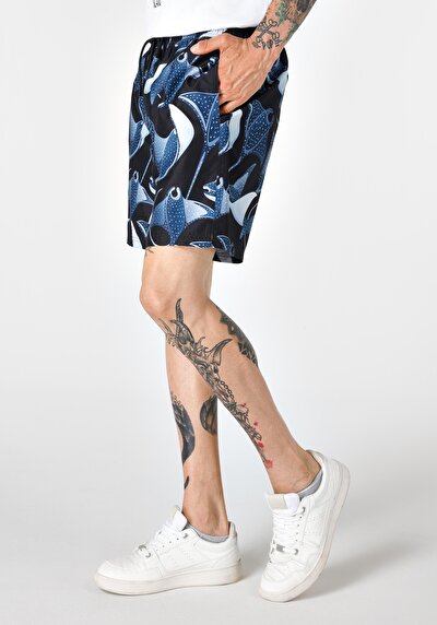 صورة من شورت سباحة أسود مطبوع عادي