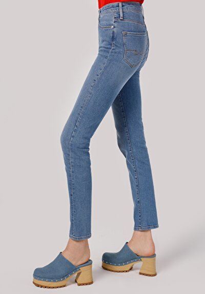 صورة من نحيف الخصر مستقيم الساق الجينز النسائي