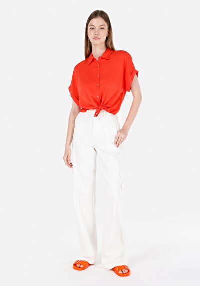 صورة من قميص عادي رقبة نسائي أحمر كم قصير قميص