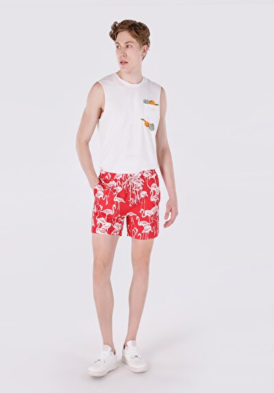 صورة من شورت سباحة أحمر بطبعة رجالية ضيقة