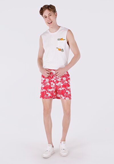 صورة من شورت سباحة أحمر بطبعة رجالية ضيقة