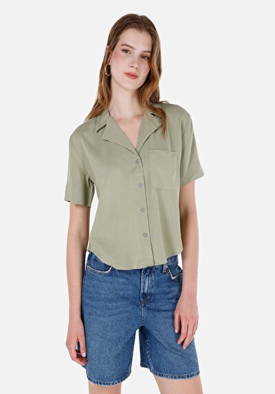 صورة من قميص عادي رقبة مستقيم نسائي أخضر كم قصير قميص