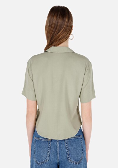 صورة من قميص عادي رقبة مستقيم نسائي أخضر كم قصير قميص